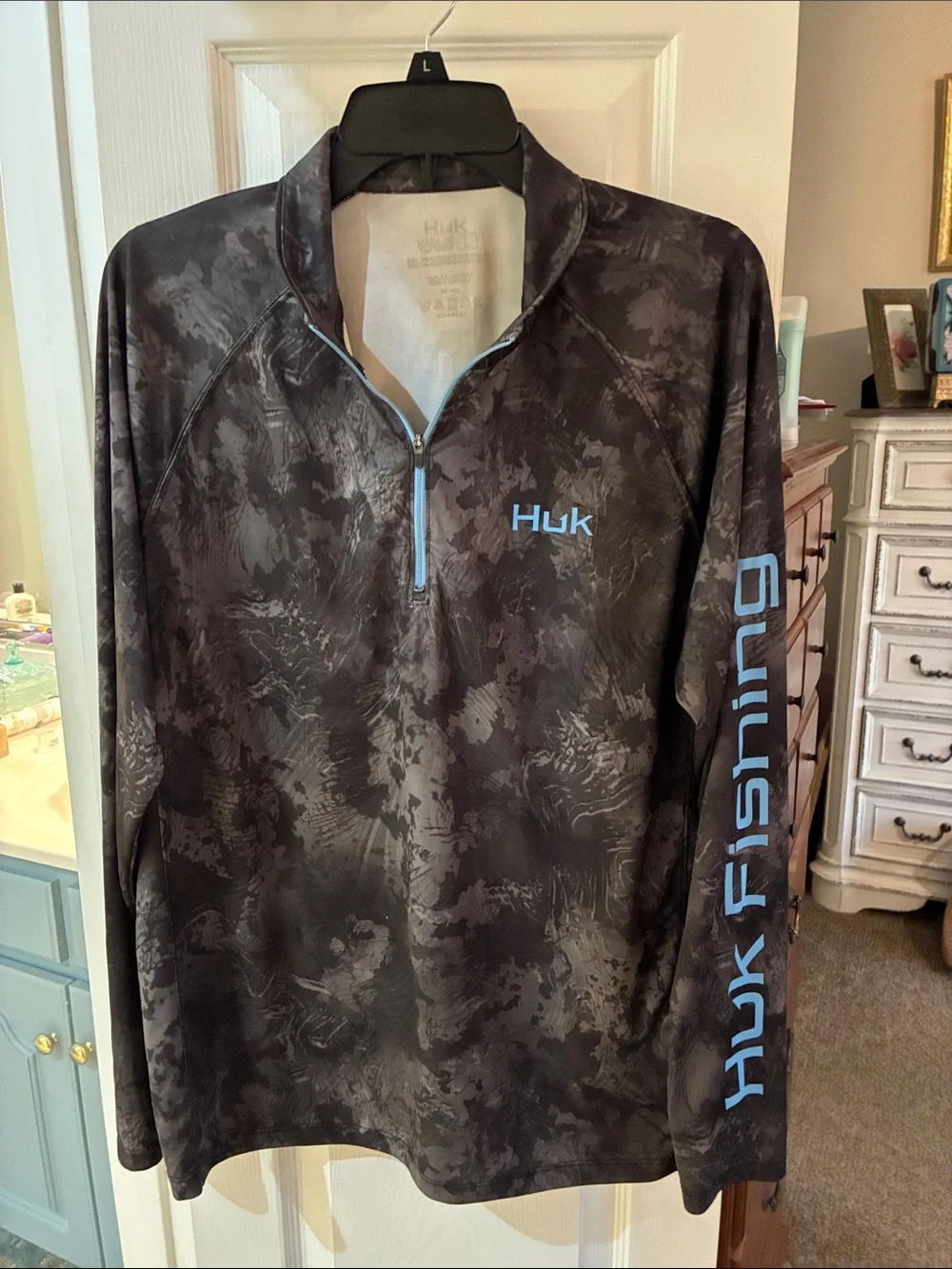 Huk Men’s Camden Cold Front Fishing Camo Black with Light Blue Accents Top SZ L